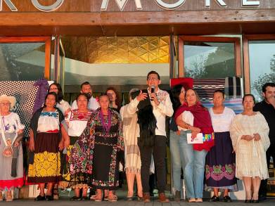 Cautivan artesanos con sus textiles en pasarela del Festival Michoacán de Origen 
