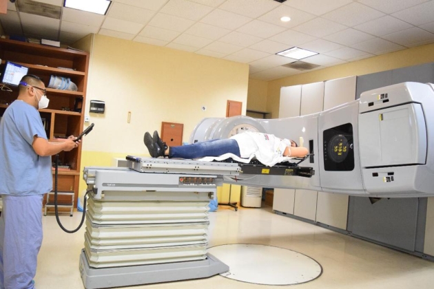 Moderno equipo de radioterapia para atender a personas con cáncer 