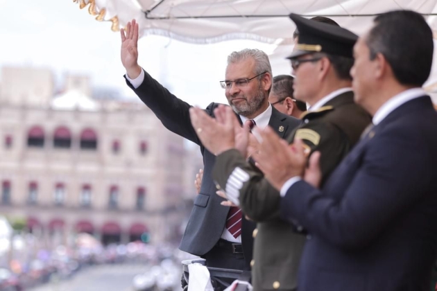 Miles de Michoacanos disfrutan desfile cívico militar con motivo del natalicio de Morelos 