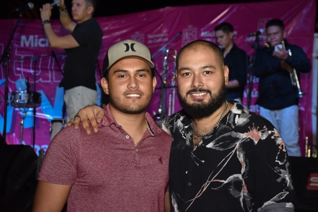 Entregan premio a ganadores de Nuevas letras para un corrido tumbado, en Apatzingán 