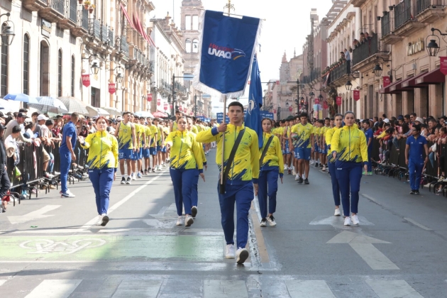 Ramirez Bedolla y miles de michoacanos disfrutan desfile por el 113 Aniversario de la Revolución 