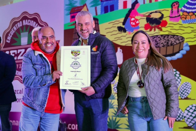 Entrega Ramírez Bedolla Premio Nacional del Mezcal Michoacán 2023