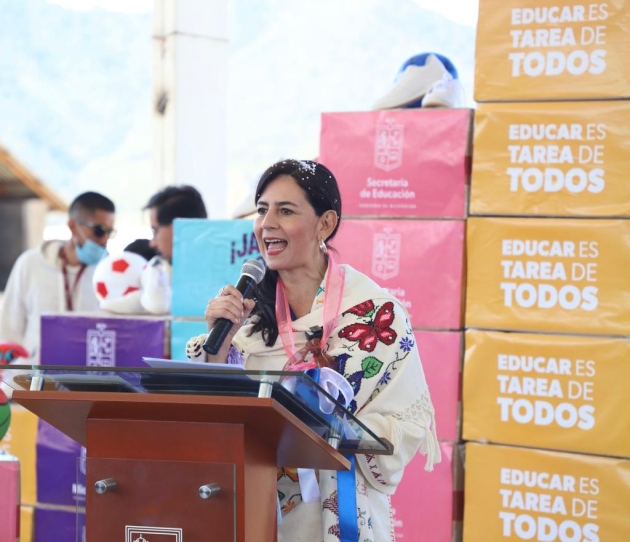 Llegan los tenis de Jalo a Estudiar para mil 800 alumnos de Nahuatzen 