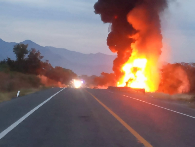 Atienden Seguridad Vial y PC estatal incendio de pipa en la Siglo XXI 