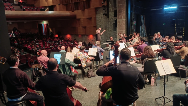 Niñas y niños disfrutan y aprenden de la música de orquesta con la OSIDEM 