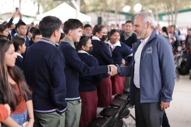Entrega ARB apoyos de La Escuela es Nuestra para 16 mil estudiantes del Oriente 