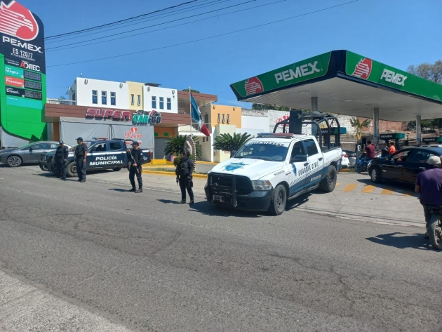 Agentes federales y estatales, garantizan seguridad en el abasto de combustible en Apatzingán 