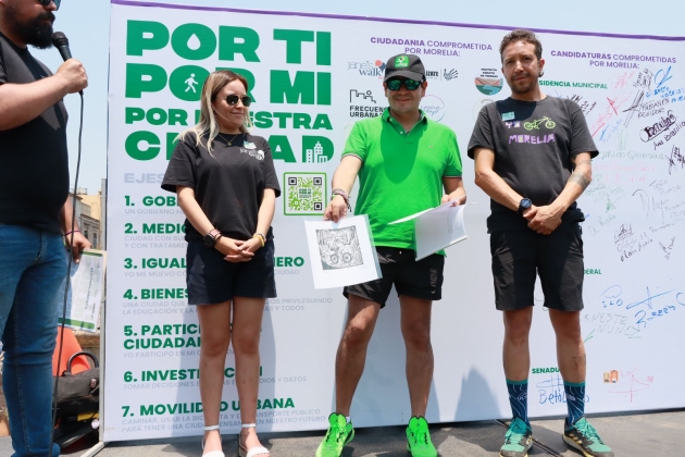 Firma Ernesto Núñez acuerdo para el uso de la bicicleta como medio de transporte 
