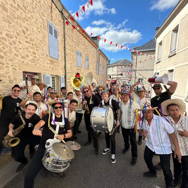 Banda Perla de Michoacán enaltece en Francia la música tradicional mexicana 