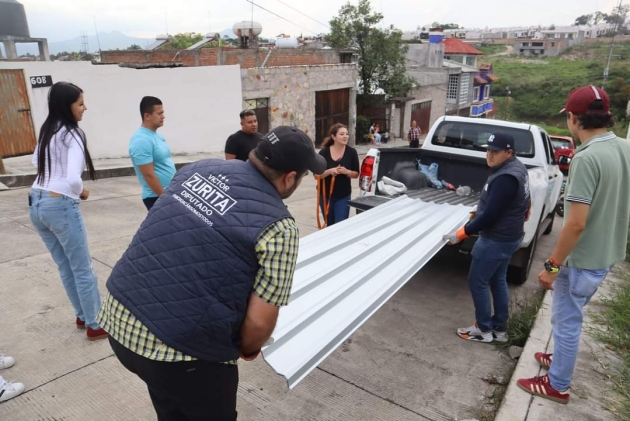 Continúa Víctor Zurita con la entrega de láminas y productos de limpieza a favor de los morelianos