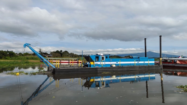 Invierte Estado 45.2 mdp en maquinaria para recuperar lago de Pátzcuaro 