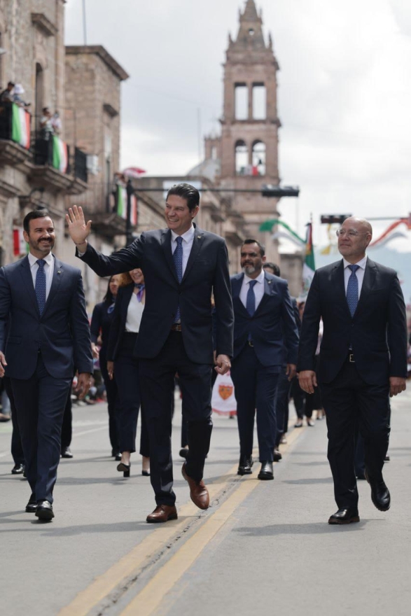 Encabeza el Alcalde de Morelia  Alfonso Martínez Colorido Desfile Cívico Militar 