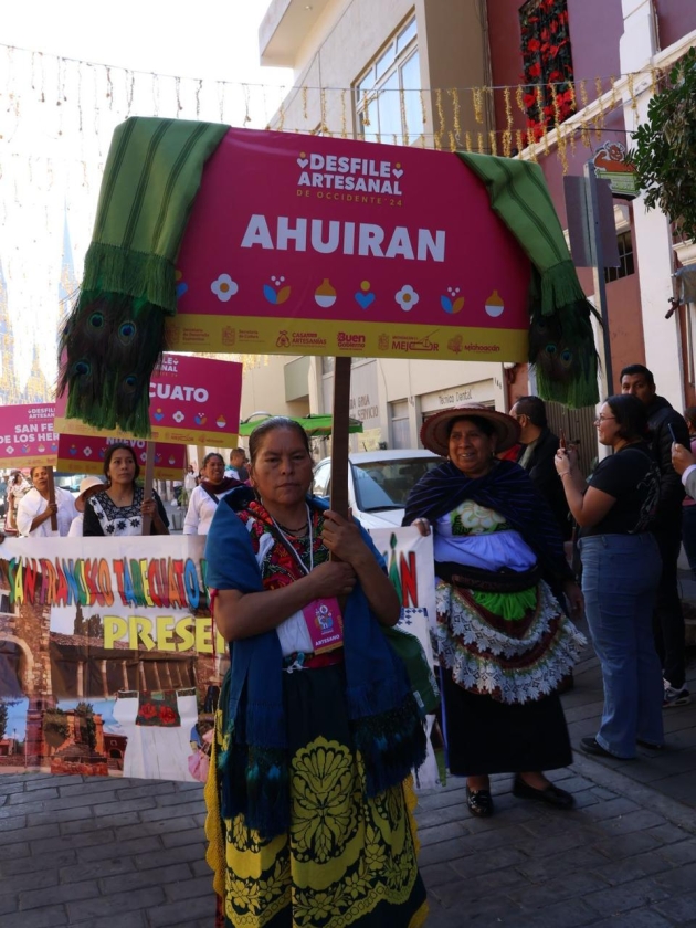Más de 700 artesanos participan en desfile inaugural del Tianguis de Occidente 