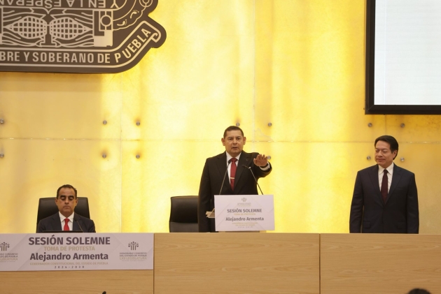 Asiste Ramírez Bedolla a toma de protesta del gobernador de Puebla 