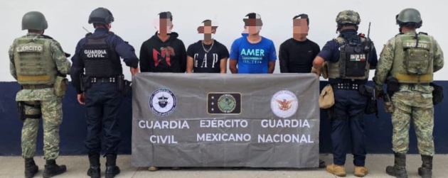 En Apatzingán, SSP detiene 7 personas en posesión de fusiles y equipo táctico 