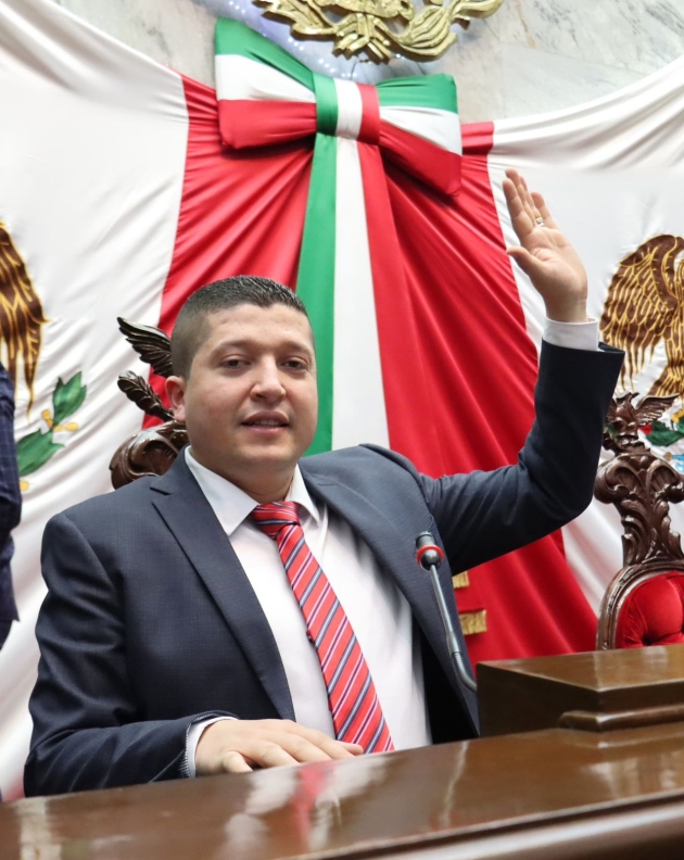 Cumple Vicente Gómez con incremento salarial para docentes del Telebachillerato 