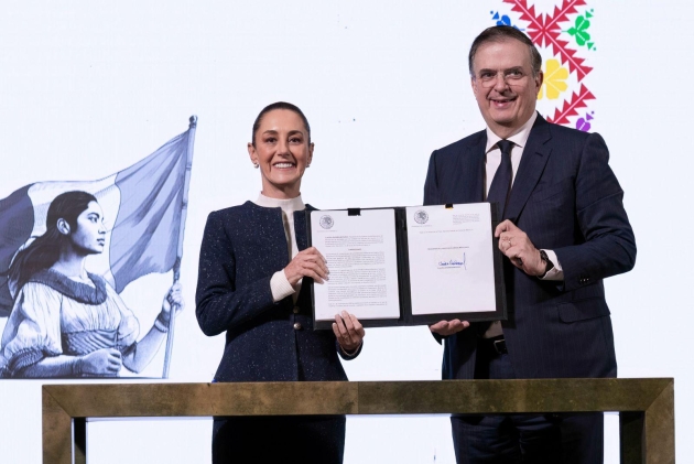 Sheinbaum Pardo y el Secretario Marcelo Ebrard  firman  por la Industria Textil de México 