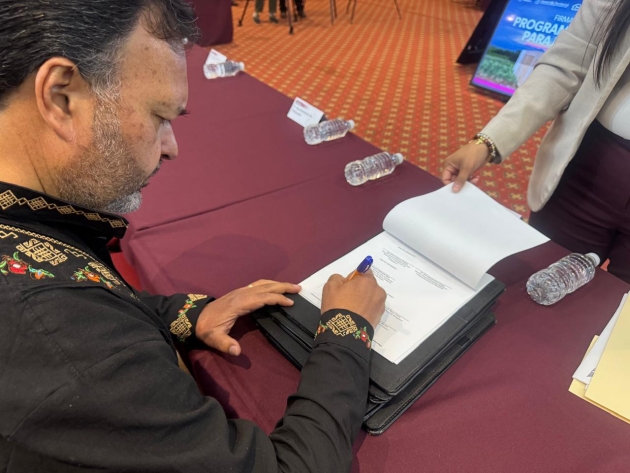 Julio Arreola firma convenio para el Programa de Vivienda para el Bienestar en Pátzcuaro 