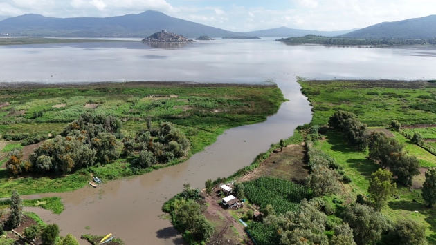 Con maquinaria especializada continuará conservación del lago de Pátzcuaro 
