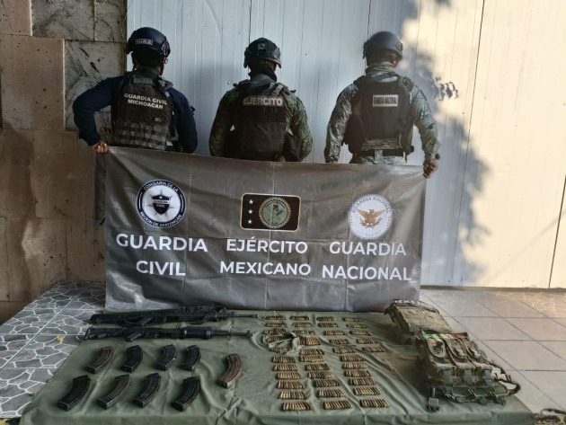 En Apatzingán, fuerzas estatales y federales aseguran explosivos, fusiles y 380 cartuchos: SSP 