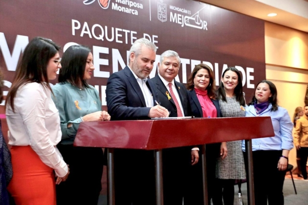 Cero tolerancia a deudores alimentarios; Ramírez Bedolla firma paquete de iniciativas 