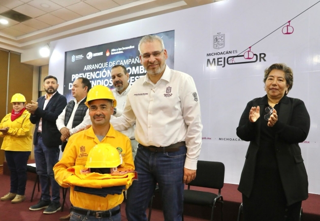 Inicia Bedolla campaña contra incendios; entrega equipo a brigadistas 