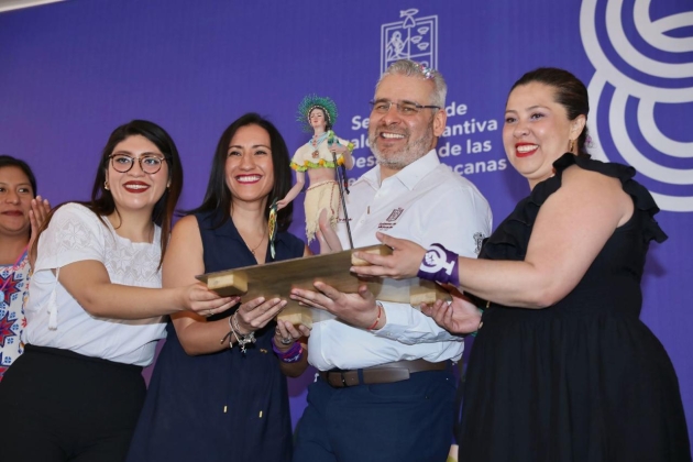 Ramírez Bedolla entrega Presea Eréndira a michoacanas destacadas; por primera vez a una adolescente 