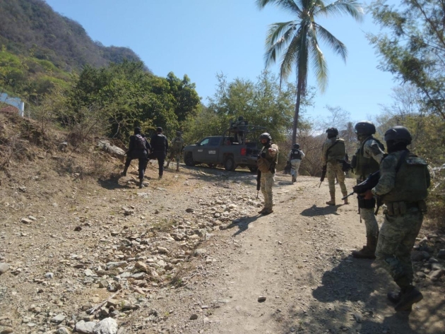 Asegurados vehículos robados y explosivo en Coahuayana: SSP 