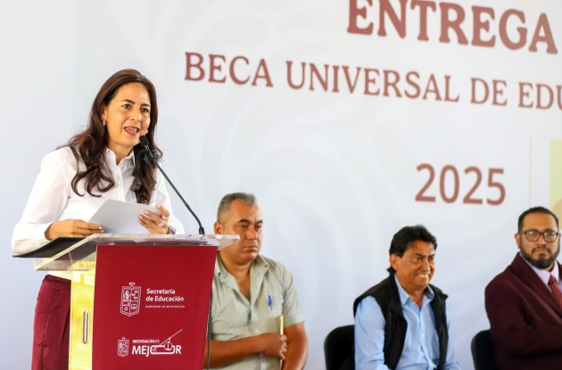 Transformación educativa llega a Uruapan, entrega de 16 mil becas Rita Cetina 