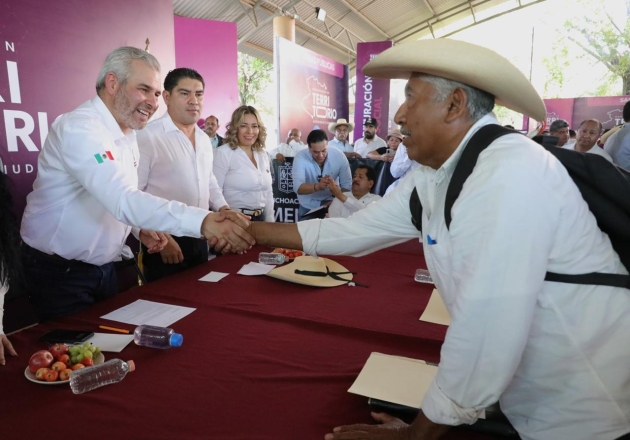 En Huetamo, Ramírez Bedolla atendió 265 peticiones de vivienda, educación y créditos para negocios 