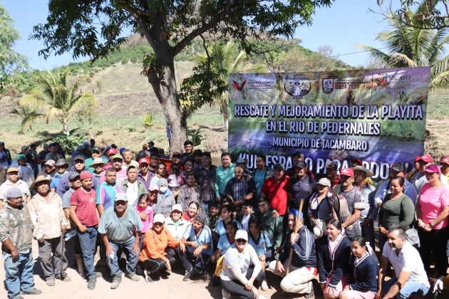 Encabeza Vicente Gómez limpieza de “La Playita” en Pedernales 