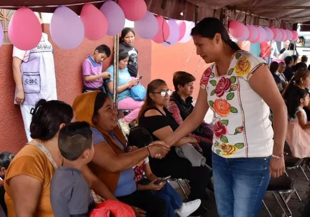 Celeste Ascencio celebra el Día de las Madres con las mujeres de su Tierra Natal  Paracho