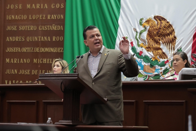 Propone el Dip. Guillermo Valencia renovar placas cada diez años en Michoacán 