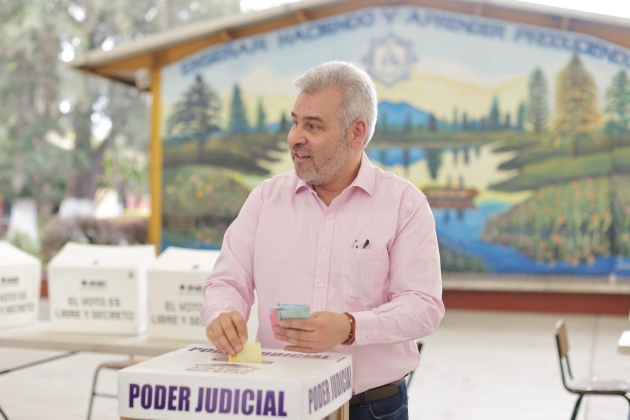 Alfredo Ramírez Bedolla vota y llama a votar en históricas elecciones judiciales 