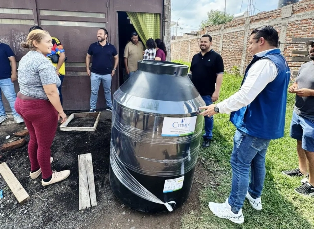 Lleva el Dip. Federal Armando Tejeda apoyo a las familias de Sahuayo con entrega de tinacos 