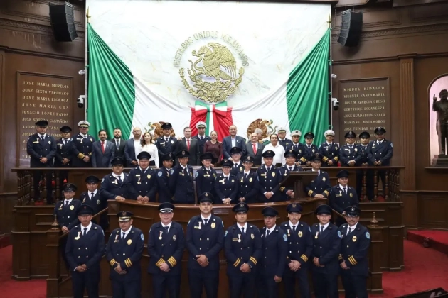Encabeza Vicente Gómez ceremonia para reconocer a las y los bomberos 