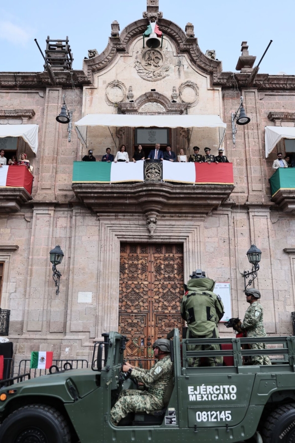 Con desfile presidido por Ramírez Bedolla, miles de familias celebran el 215 Aniversario de la Indep 