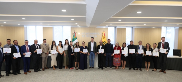 Alfonso Martínez entrega reconocimiento al Mérito Docente 2025 