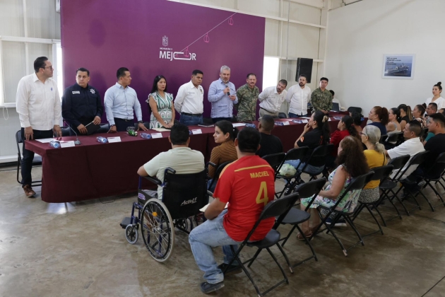 El Gobernador Alfredo Ramirez Entrega apoyos a víctimas de explosión en Coahuayana