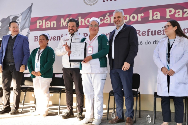 Certeza laboral para reforzar servicios de salud; Ramirez Bedolla y Zoé Robledo entregan bases a 270 trabajadores del IMSS