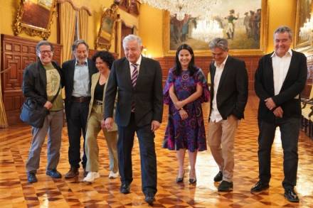 El Presidente de México  y la  comunidad artística acuerdan acercar el cine a comunidades apartadas 