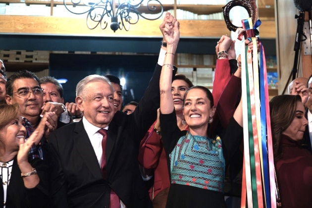AMLO entrega bastón de mando a Claudia Sheinbaum para Continuar Movimiento de Transformación 
