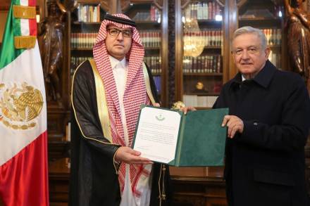 AMLO refrenda principios de cooperación y amistad con pueblos del mundo; recibe a embajadores de cinco países en Palacio Nacional 