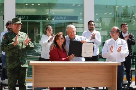 AMLO  constata conclusión de obra del Banco del Bienestar en Santa Cruz Tlaxcala 