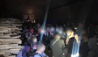 El Instituto Nacional de Migración Identifica  a 225 personas de Centro y Sudamérica ocultas en una bodega en Edomex 