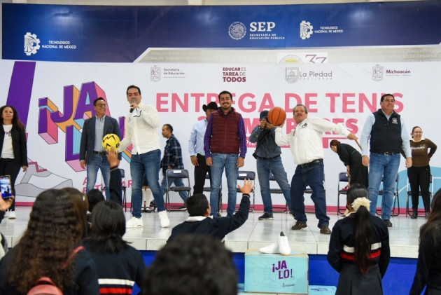 Entregan más de 6 mil tenis a estudiantes del Bajío 