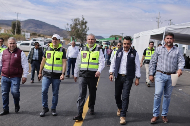 Entrega Ramírez  Bedolla rehabilitación carretera Charo-Zurumbeneo; tramo abandonado por 32 año