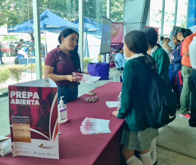 Conoce estas opciones para estudiar la prepa sin dejar de trabajar 