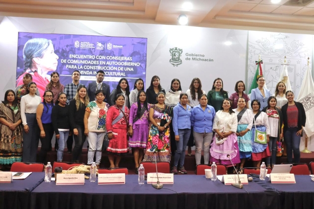 Gobierno estatal acerca servicios a mujeres de comunidades con autogobierno 