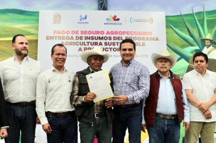 Entrega Gobernador seguro agropecuario a productores de temporal y autoconsumo  